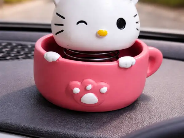 Hello kitty – Adorable Desk Decor Showpiece& Head Shaking Spring toy